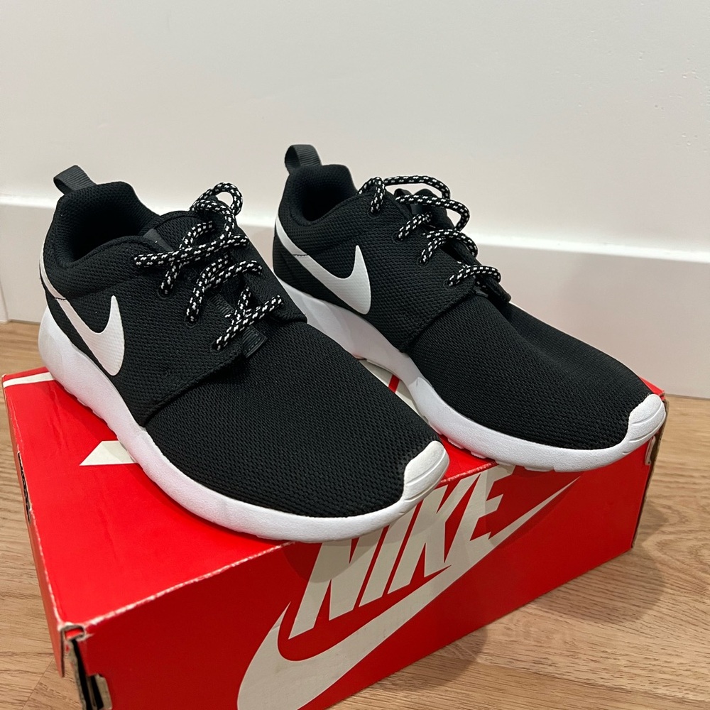 Nike Roshe One - Black and White